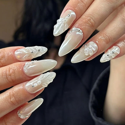 Elegante mit Strass veredelte Nagelspitzen Brehn