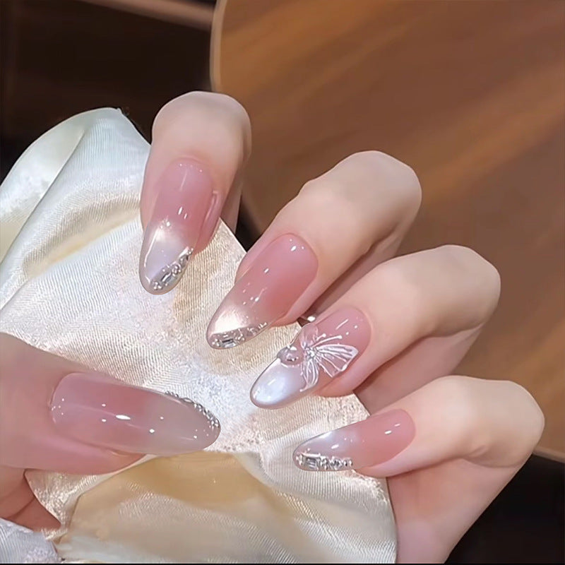 Kunstnagelset mit festlichem Geschenk-Design und eleganten Glitzer-Akzenten Brehn