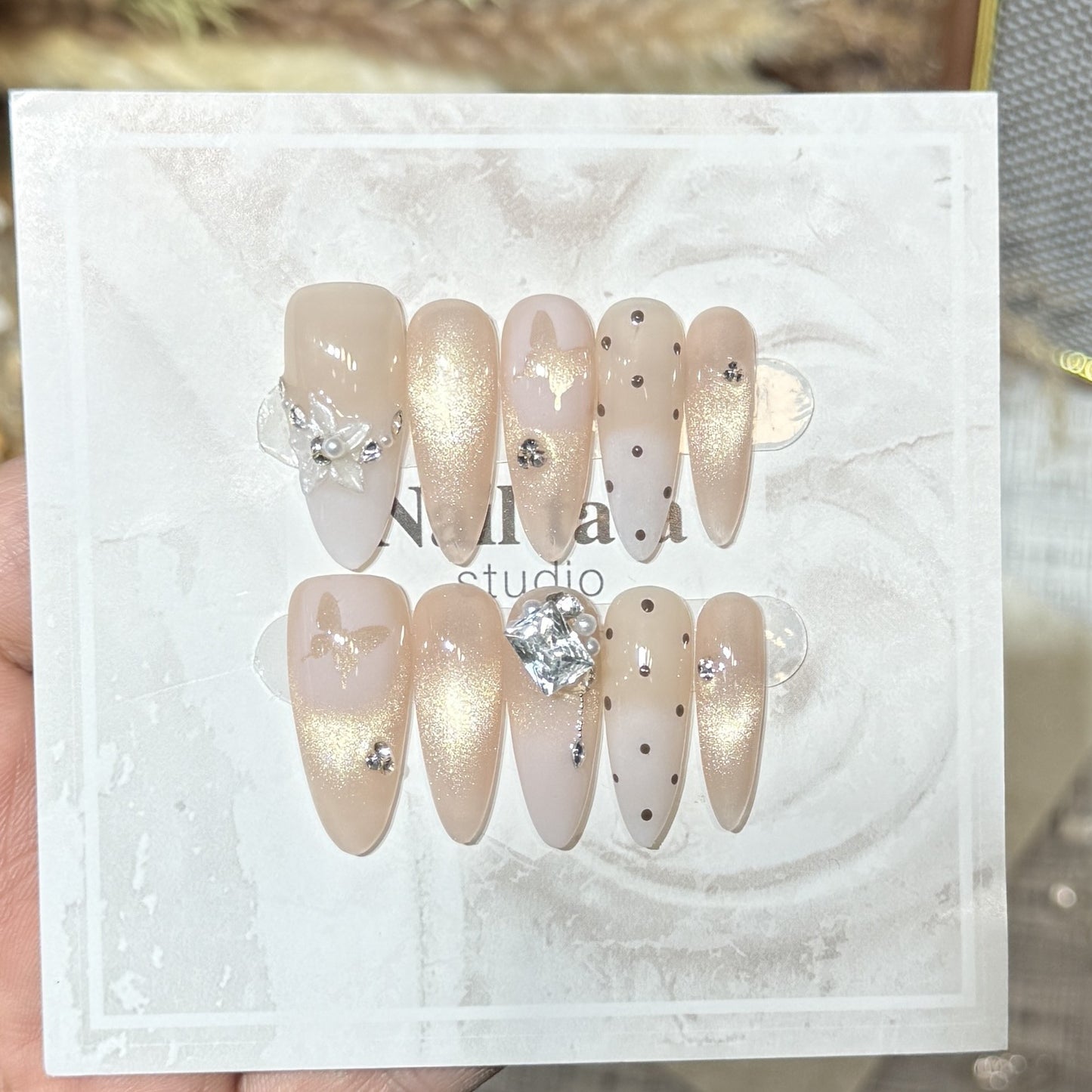 Elegantes Press-On-Nail-Art-Set mit dekorativen floralen Akzenten Brehn