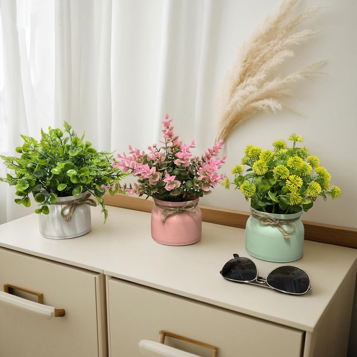 Künstlerisches Kunstblumenarrangement