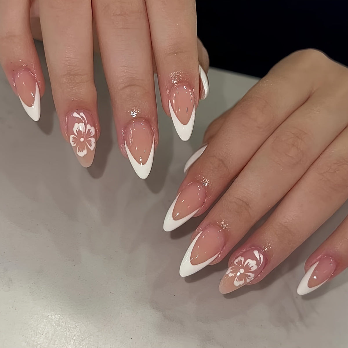 Spitze Kunstnägel mit Floralem Design Brehn