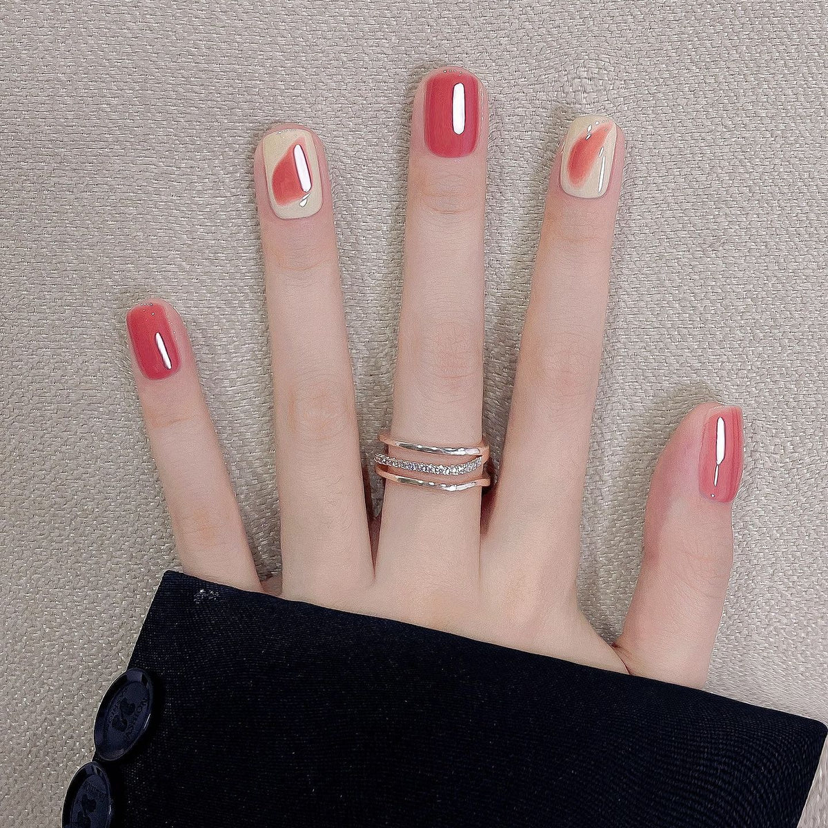 Dekorativer Press-On Nagelset mit künstlerischem Finish
