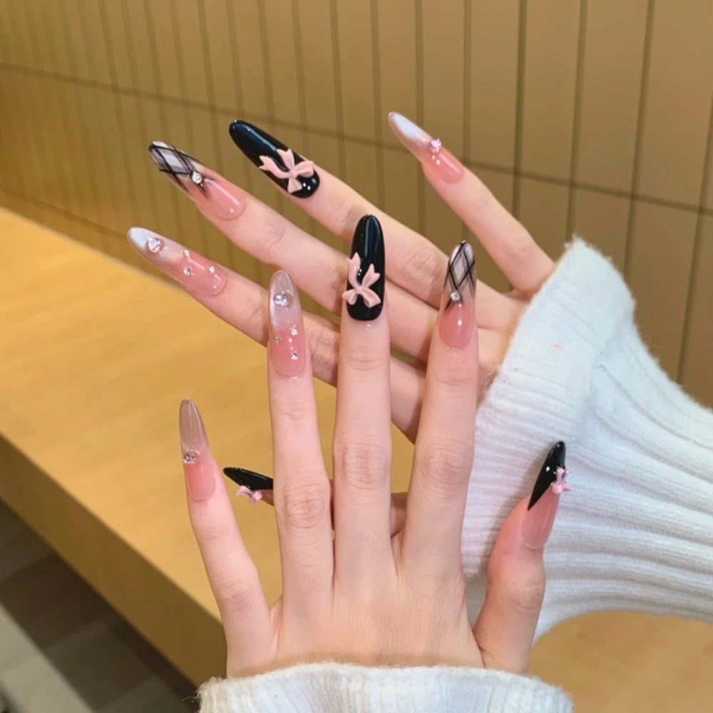 Künstlerisches Press-On-Nagelset mit kreativen Schleifen- und Edelsteinakzenten Brehn