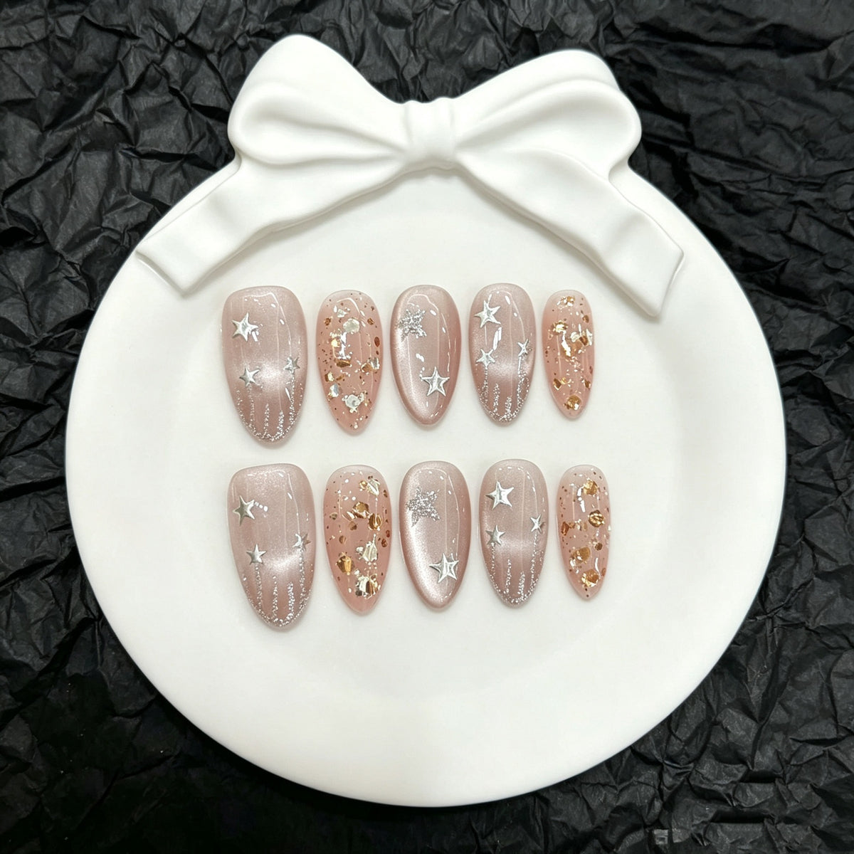 Künstlerisches Press-On-Nagel-Set mit stellar Design