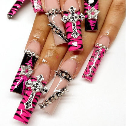 Künstliches Nail Art Set mit verspieltem Blumendesign und glitzernden Akzenten Brehn