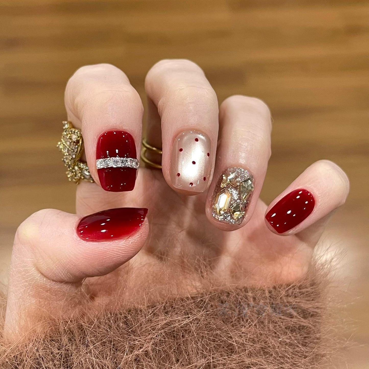 Glamouröse Kunstnägel mit Funkelndem Strass Brehn