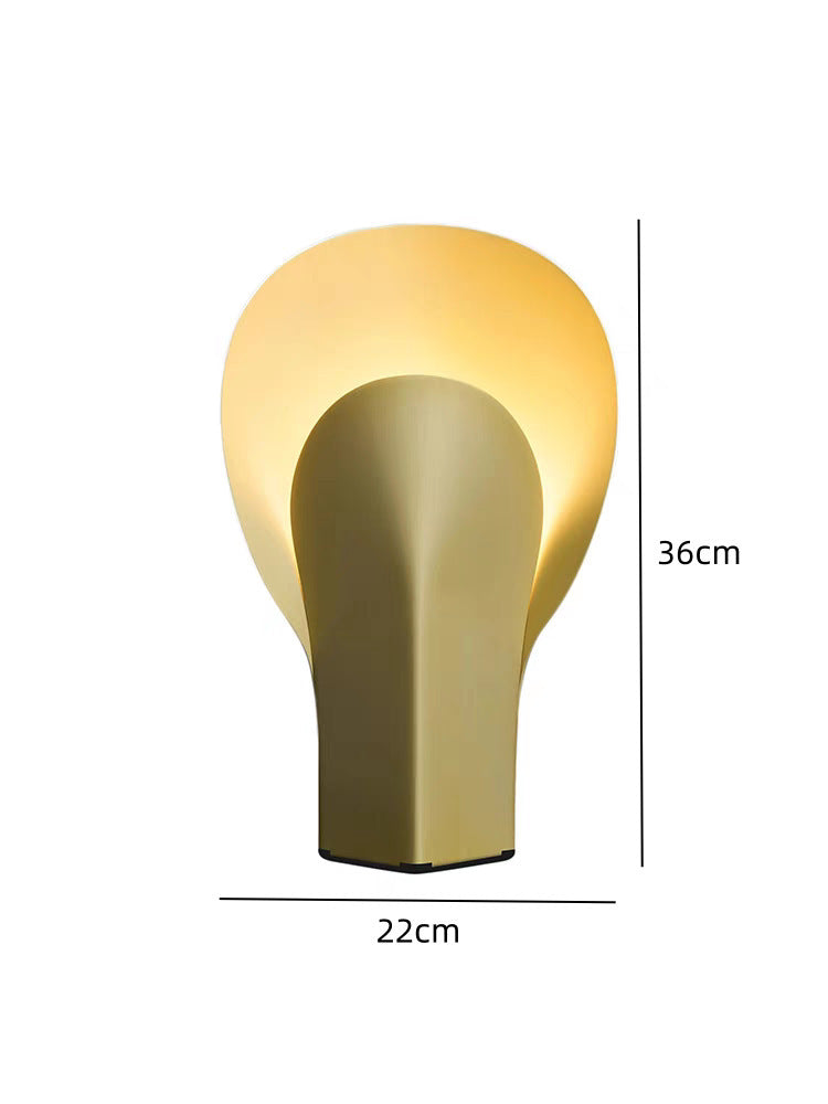 Moderne Minimalistische Tischlampe mit elegantem, geschwungenem Schirm