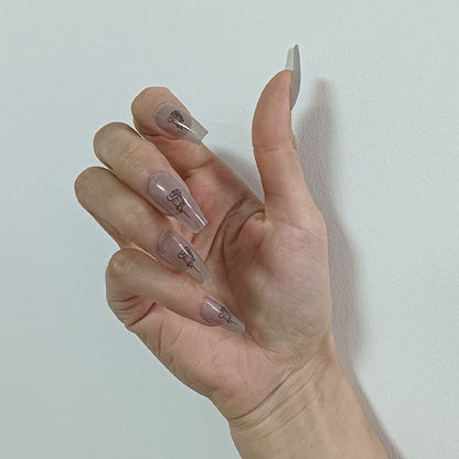 Kunstvolle Nagelspitzen mit Rosenmuster Brehn