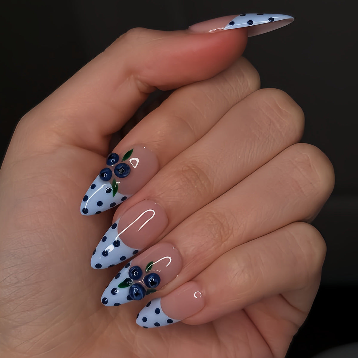 Kunstvolle Fingernägel mit Verspieltem Blumenmuster Brehn
