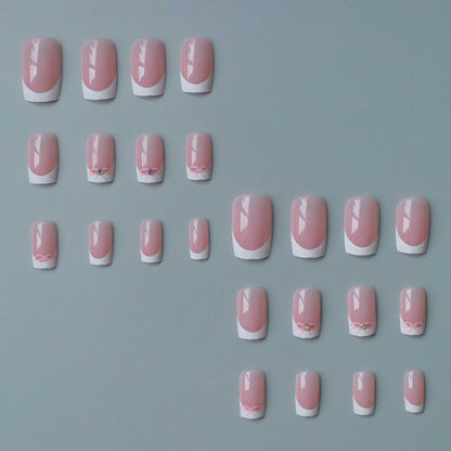 Elegantes French Tip Nagelkunstset mit zarten Schleifenakzenten
