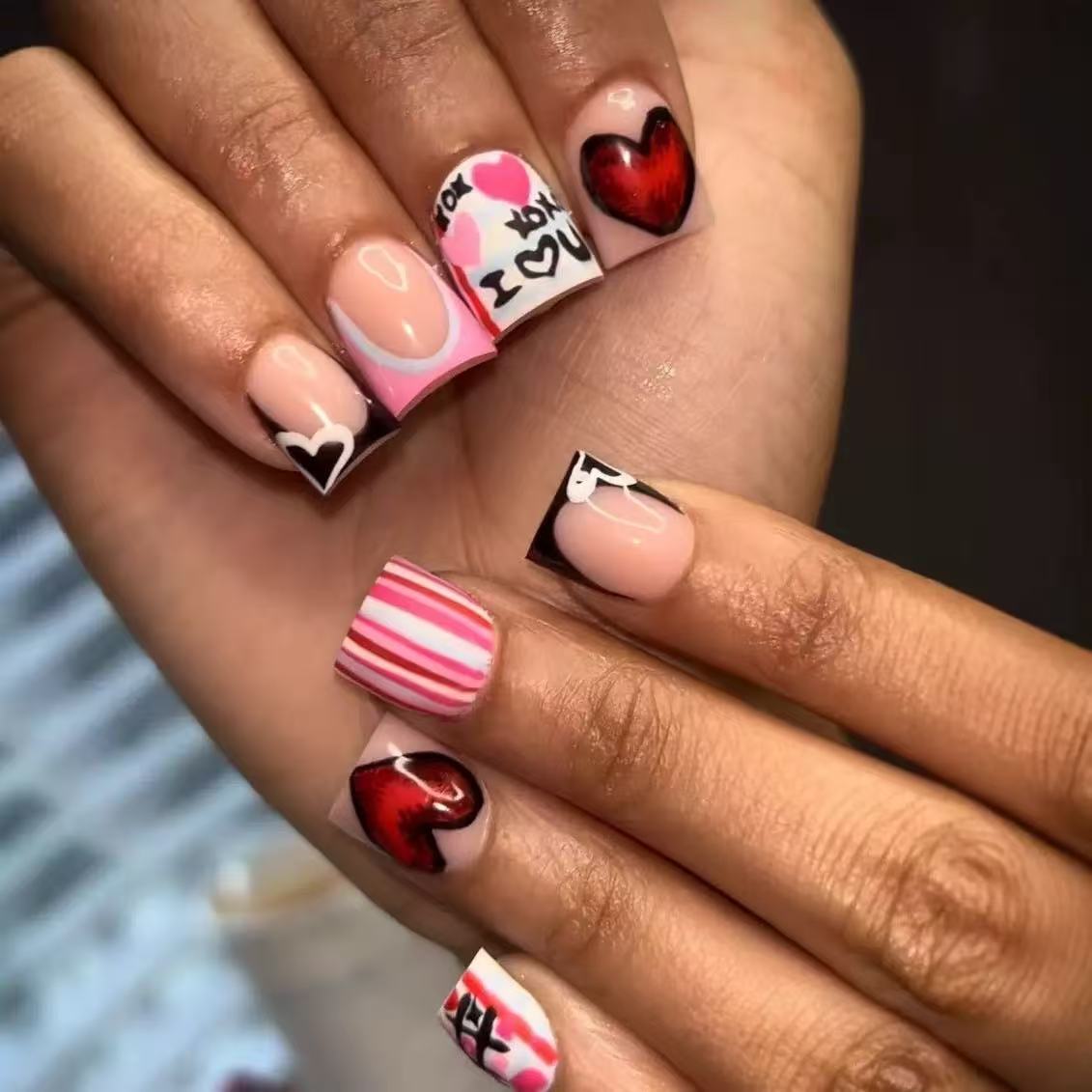 Kunstnagelset mit romantischen Herz- und Streifenmotiven Brehn