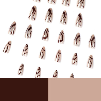 Kunstvolle Nagelkunst mit elegantem Wellenmuster Brehn