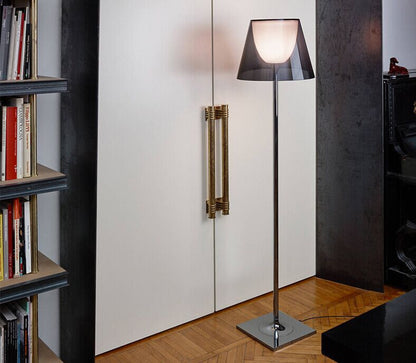 Moderne Minimalistische Stehleuchte mit verstellbarem Schirm
