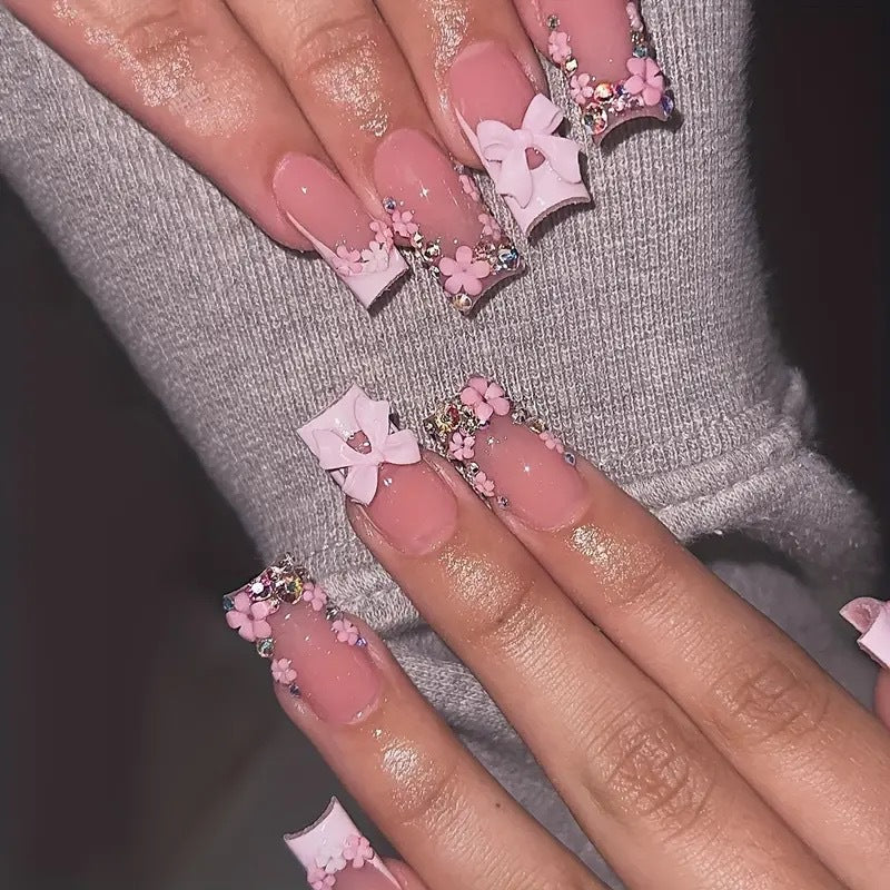 Kunstnagelset mit floralen 3D-Akzenten und Glitzerverzierungen Brehn