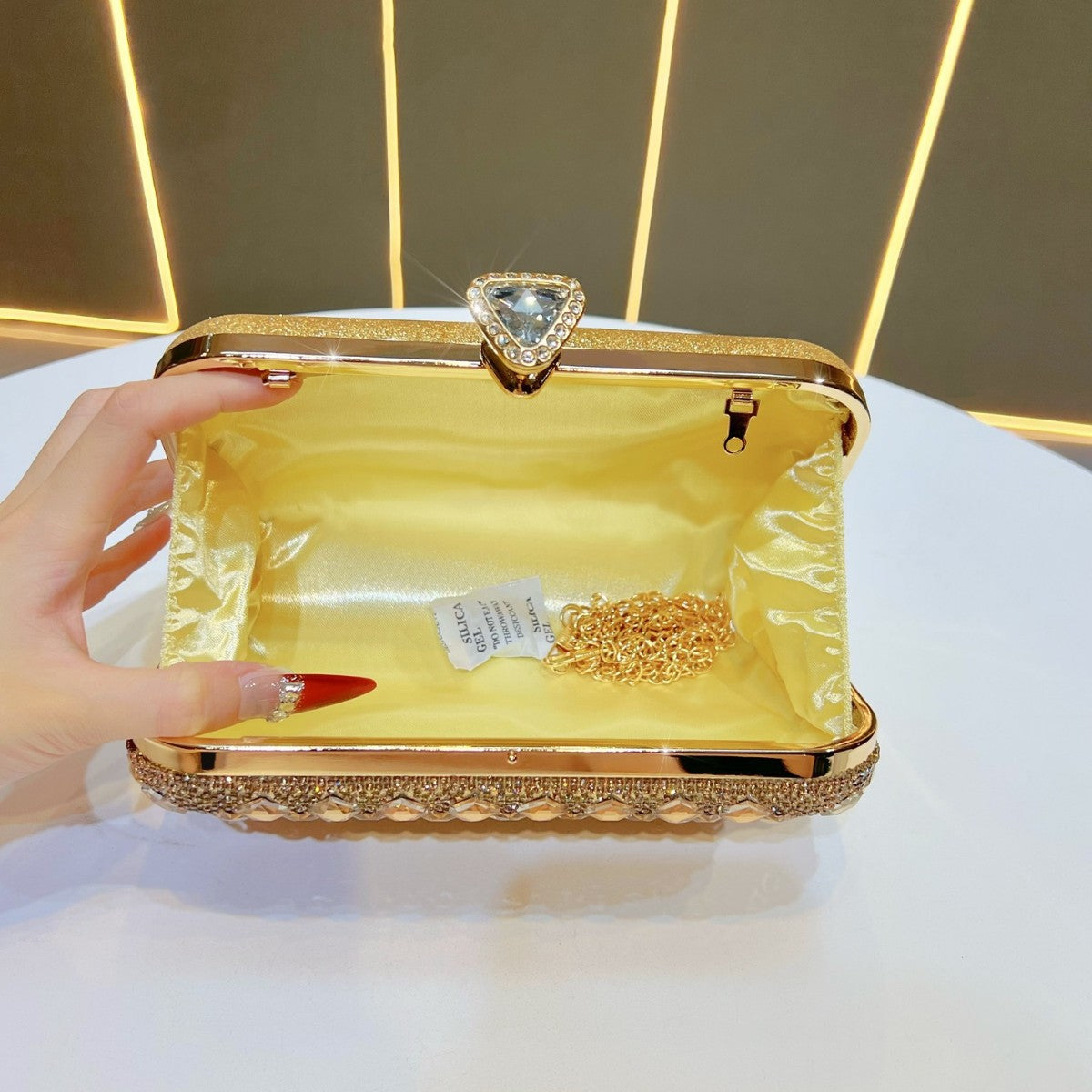 Kristallbesetzte Abend-Clutch