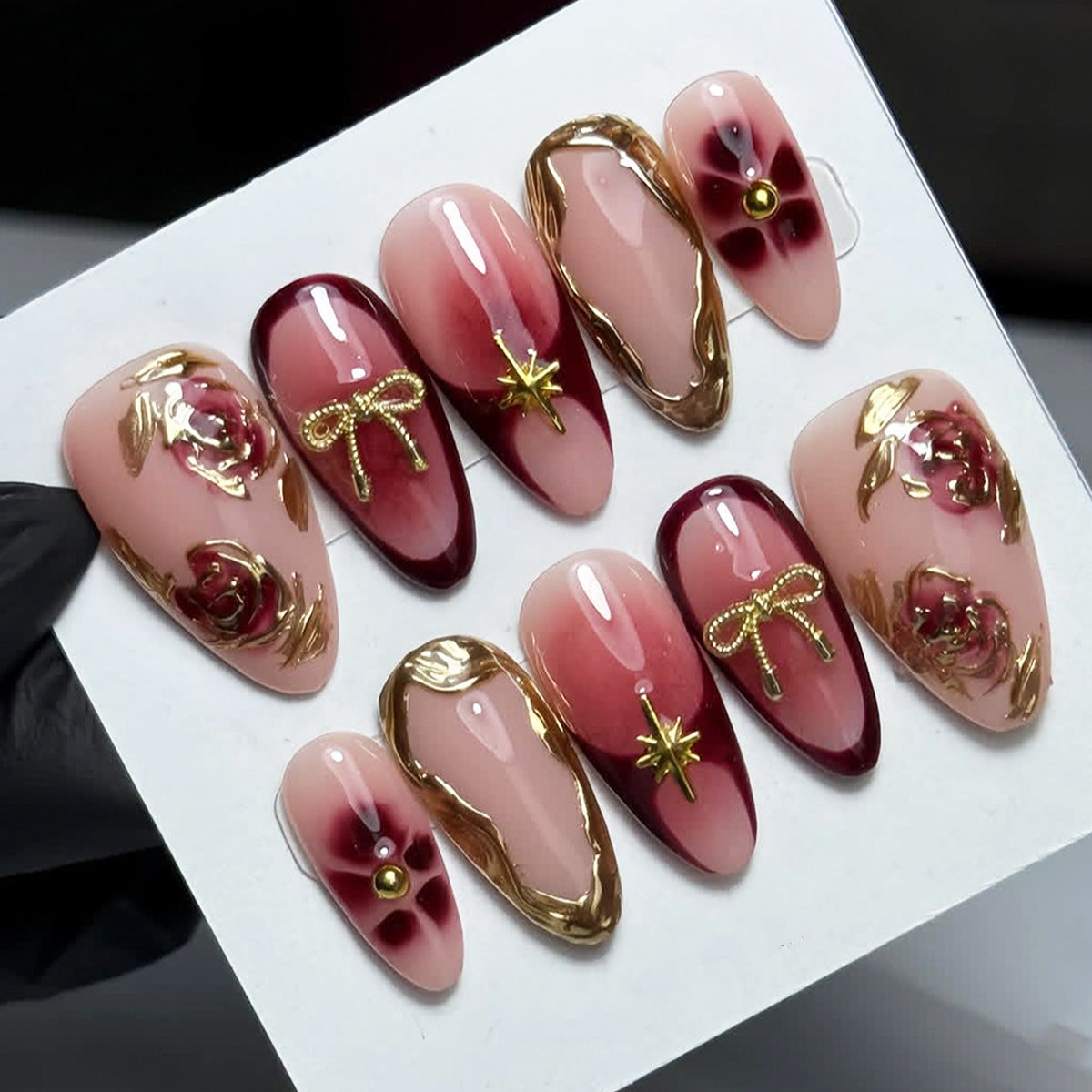 Elegante Kunstnägel mit floralen Verzierungen Brehn