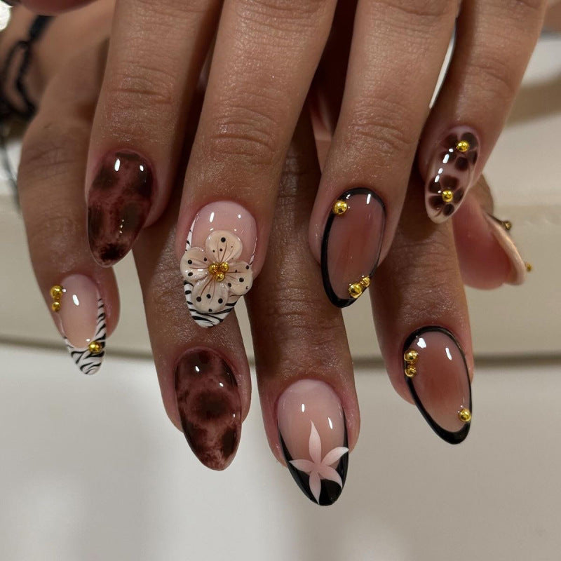 Nail Art mit elegantem Blumendesign und Glitzerakzenten Brehn