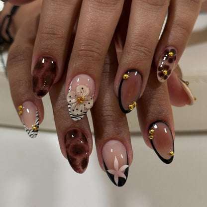 Nail Art mit elegantem Blumendesign und Glitzerakzenten Brehn