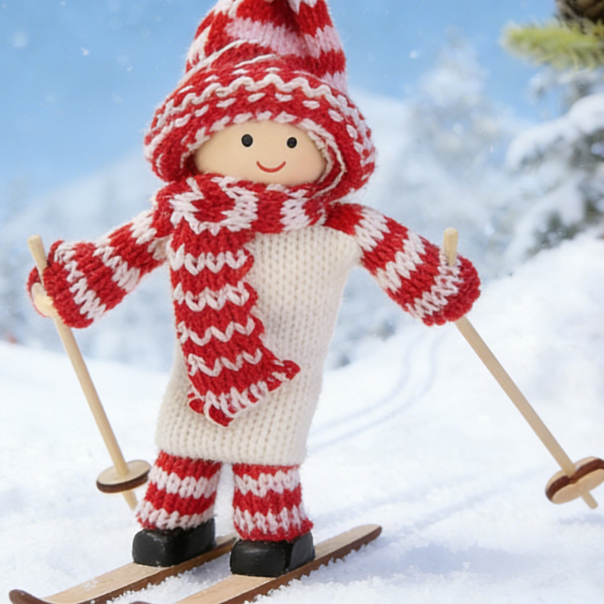 Dekorative Weihnachtsmannfigur im Skistil