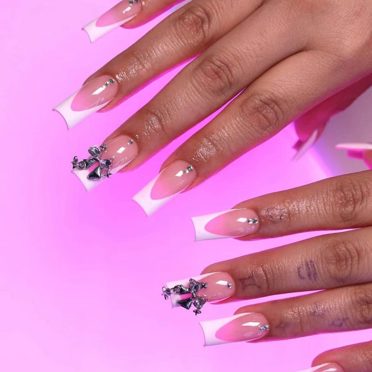 Kunstnagelset mit luxuriösen French-Spitzen und eleganten Verzierungen Brehn