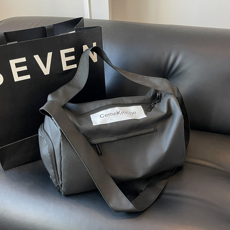 Stylische Reisetasche Mit Vielseitigen Aufbewahrungsmöglichkeiten Brehn