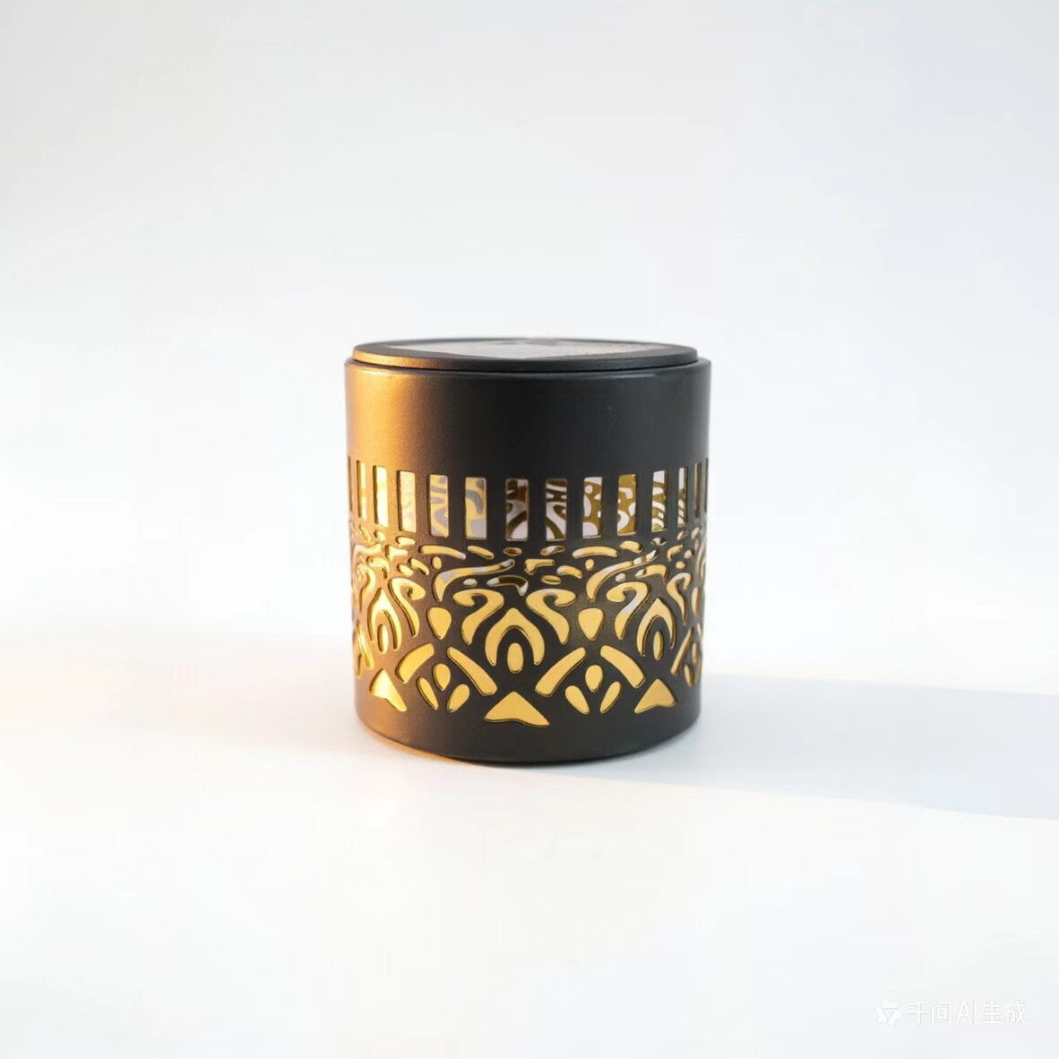 Dekorative Solarbetriebene Metalllaterne Mit Geometrischem Ausschnitt Und Warmem LED Kerzen-Effekt Brehn