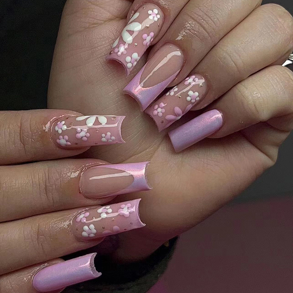 Künstliche Nagelkunst mit floralen Mustern und Glanz Brehn