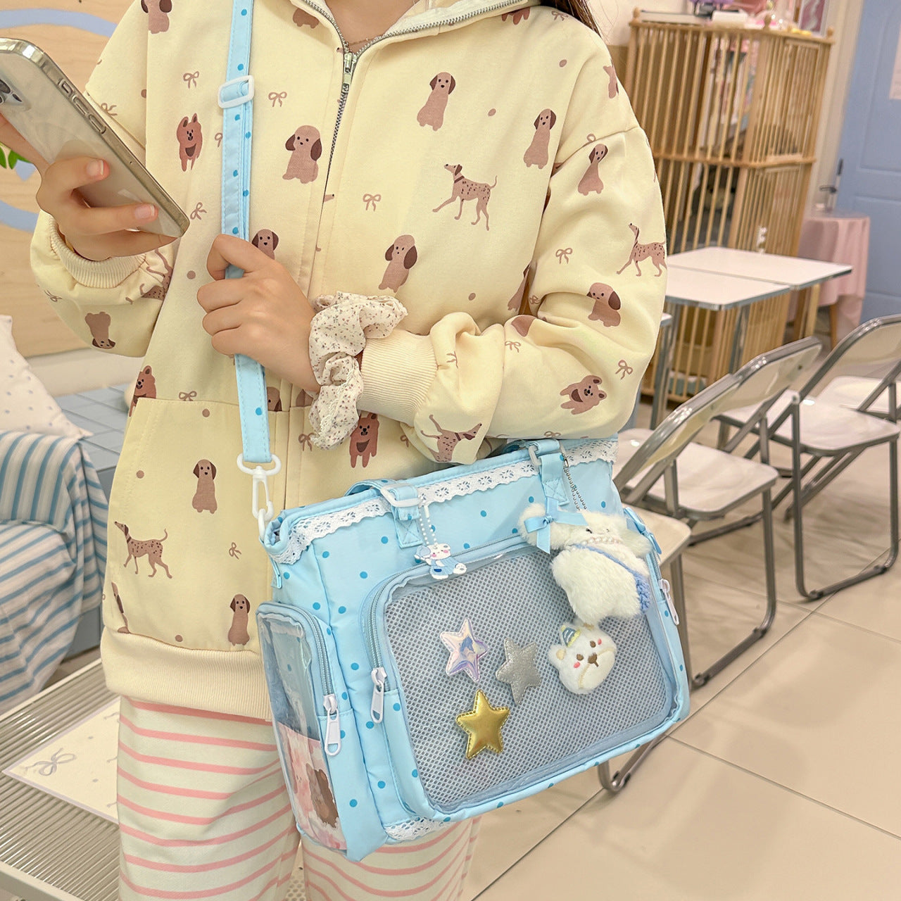 Handtasche mit Durchsichtiger Fächereinteilung und Verspieltem Applikationsdesign Brehn