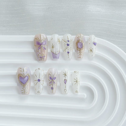 Künstlerisches Press-On Nagelkunstset mit Herz- und himmlischen Designs