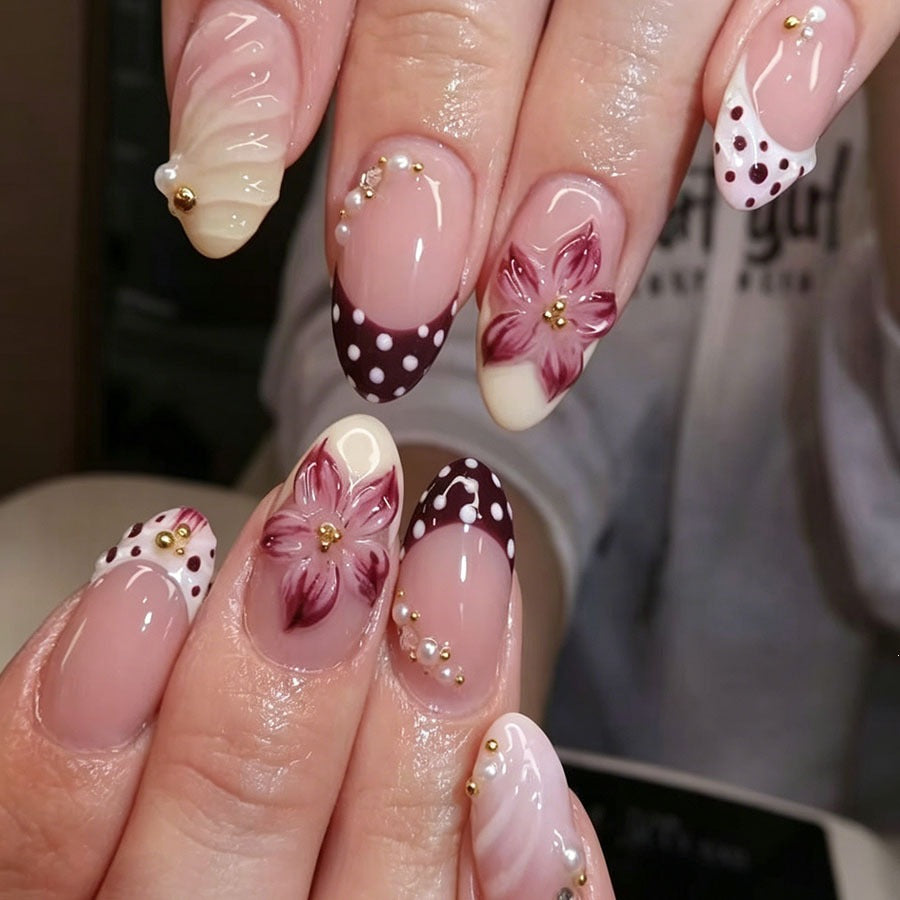 Kunstnagelset mit floralen Details und Glitzerakzenten Brehn
