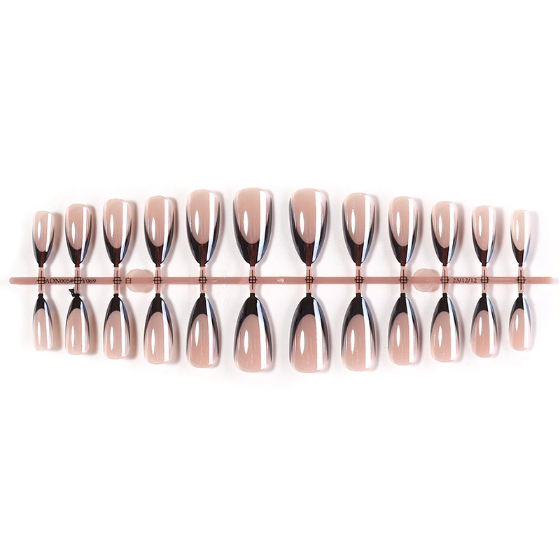Glamouröse Press-On Nagelset mit hochglänzender Oberfläche und eleganten French Tips Brehn