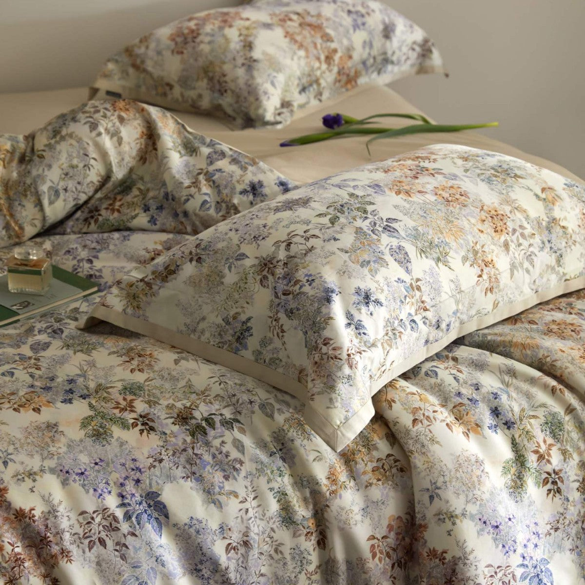 Luxuriöses Satin-Bettwäsche-Set mit floralem und Beerenmotiv