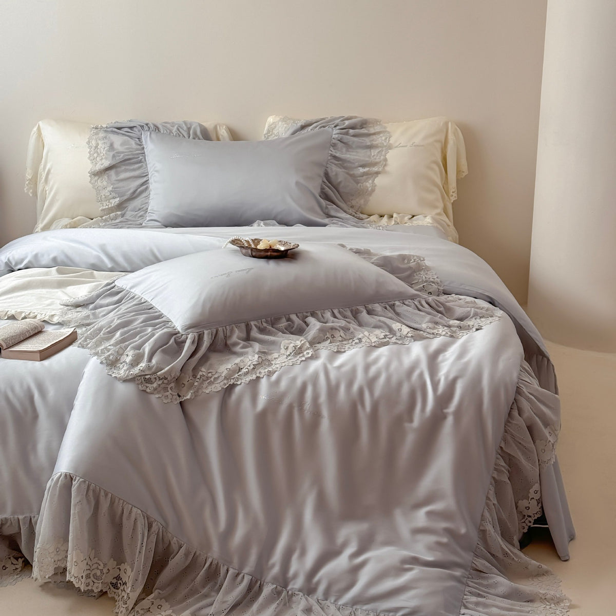 Luxuriöses Satin Rüschkissenbezug-Set mit Spitzenrand