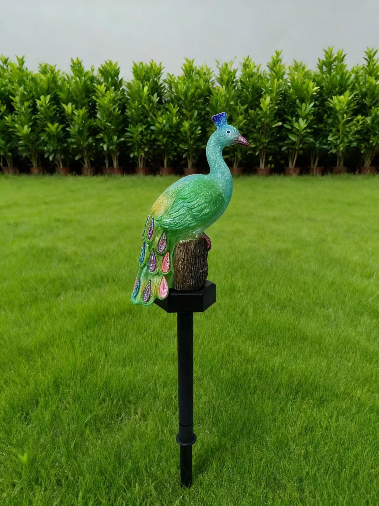 Verspielte solarbetriebene Eichhörnchen-Gartensteckerlampe mit integriertem Solarpanel und warmem LED-Glühen Brehn