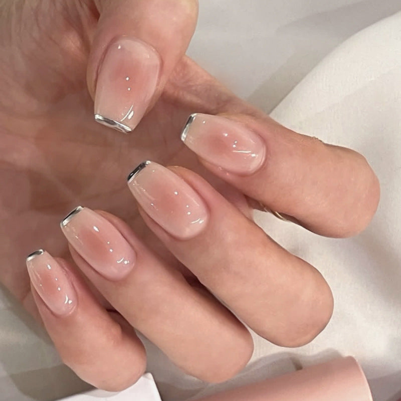 Elegante Nagelverlängerungen mit durchscheinendem French-Tip Brehn