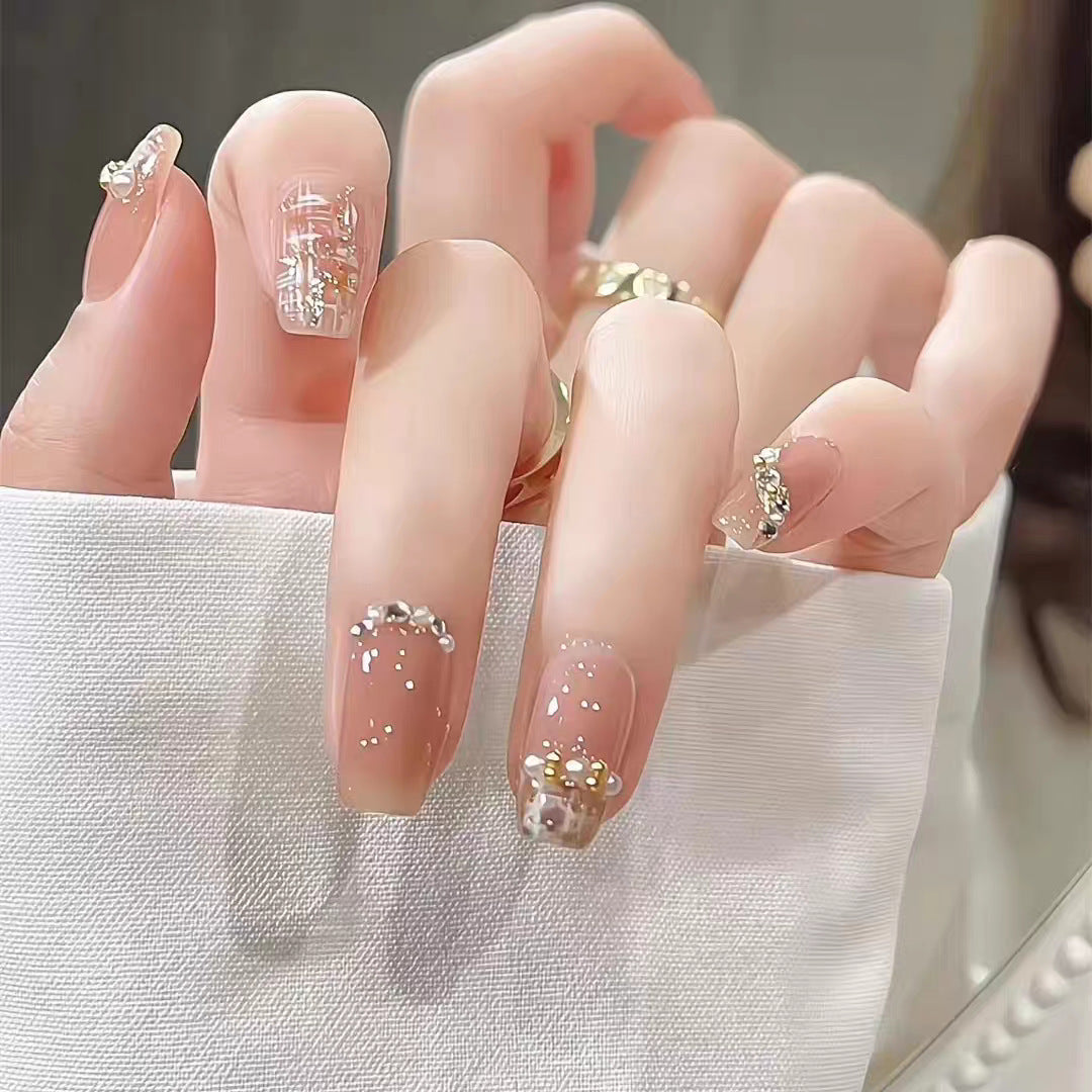 Kunstnägel mit Eleganten Perlen- und Glitzerverzierungen Brehn