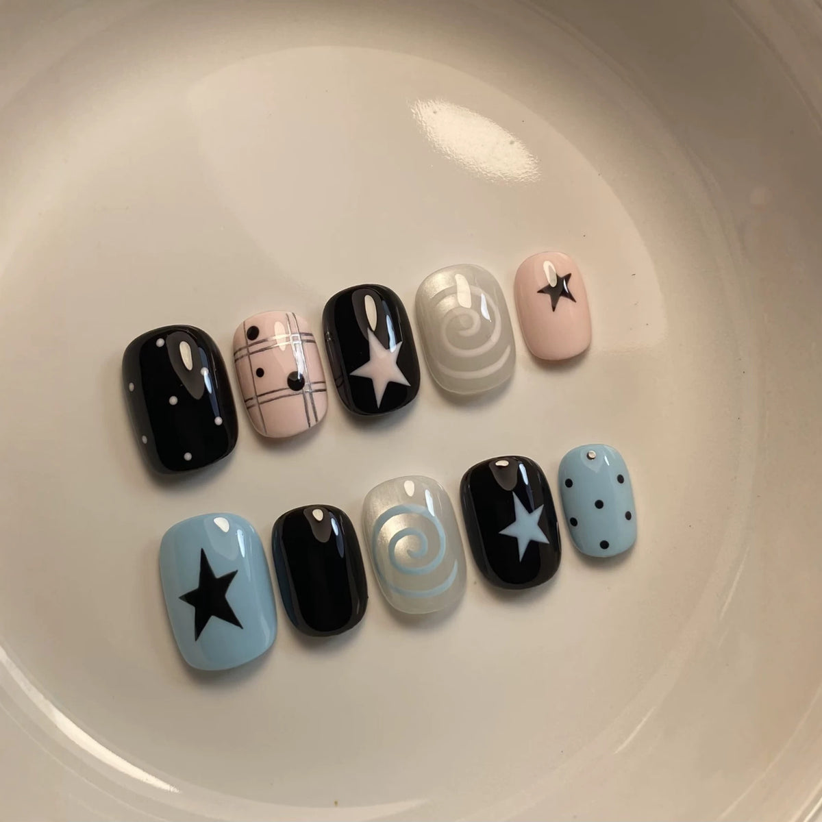 Dekoratives Press-On Nagelkunstset mit Stern- und Wirbel-Designs
