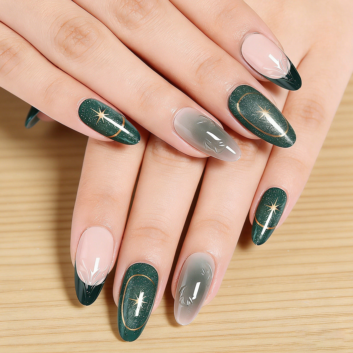 Kunstnägel mit luxuriösen Metallic- und Glitzerdetails Brehn