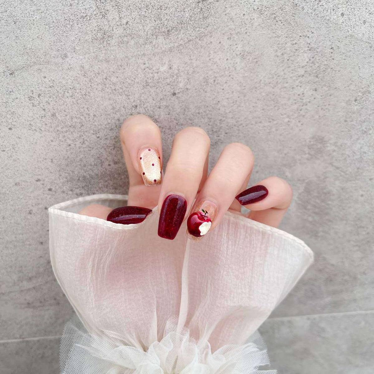 Künstlerisches Press-On Nagelkunst Set mit kreativen Apfel- und Punkten-Designs