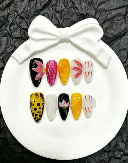 Dekoratives Press-On Nagelkunst-Set mit floralen und verspielten Designs