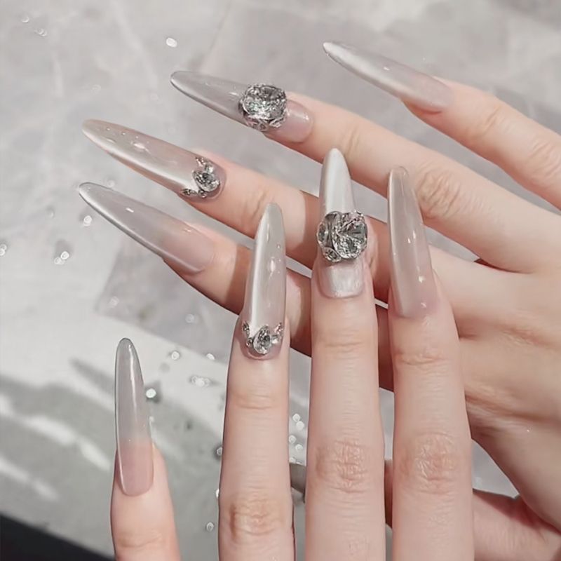 Glamouröse Kunstnagelspitzen mit eleganten Verzierungen Brehn