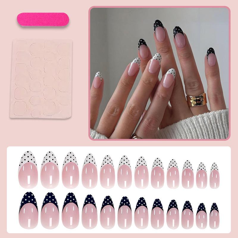 Kunstnagelset mit kreisförmigen Punkten und modernen Spitzen Brehn