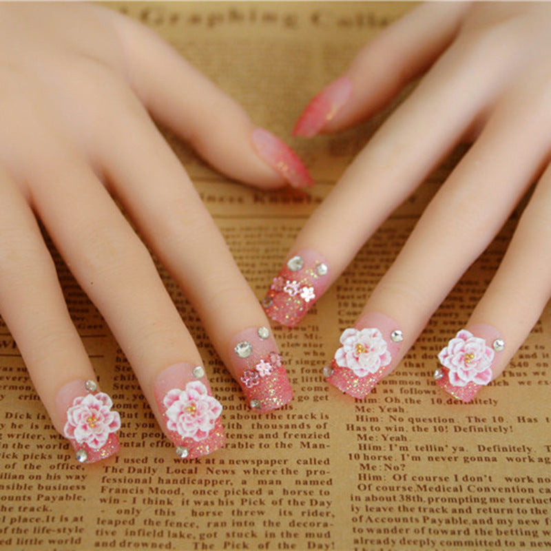 Kunstnägel mit elegantem Blumen- und Strassdesign Brehn