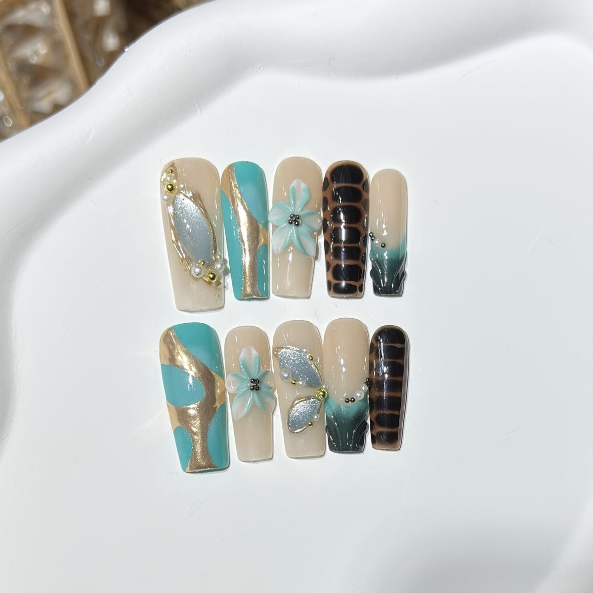 Künstlerisches Press-On Nagelkunstset mit floralen und geometrischen Designs Brehn