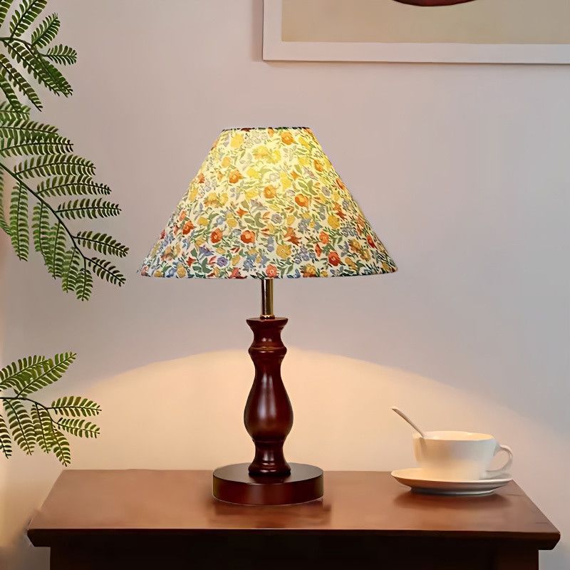 Klassische Holztischlampe