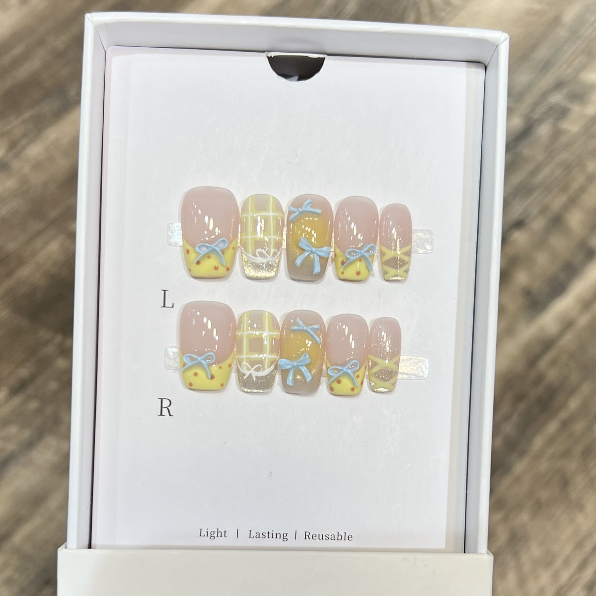 Dekorative Press-On Nagelkunst-Set mit charmantem Schleifen- und Musterdesigns Brehn
