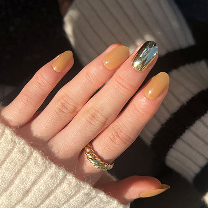 Luxuriöse Kunstnägel mit metallisch glänzendem Akzent Brehn