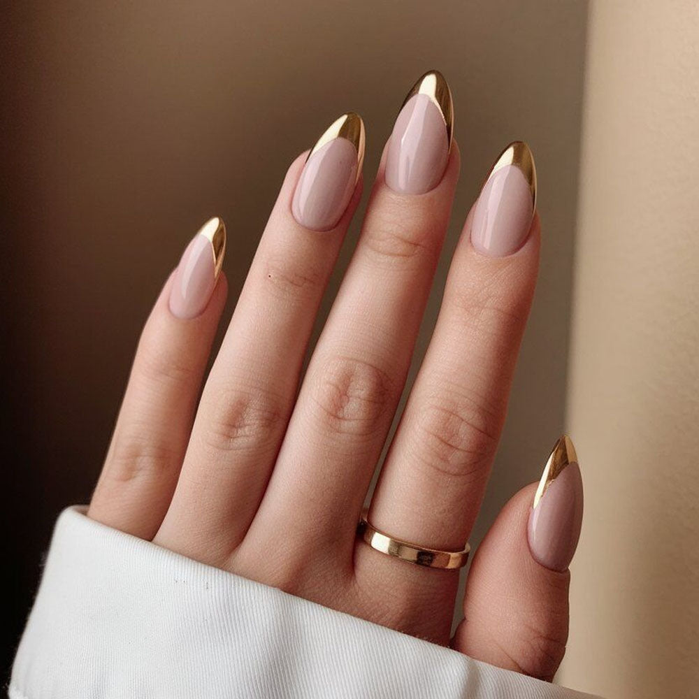 Kunstnägel Im Eleganten Stiletto-Design mit Goldenen Akzenten Brehn