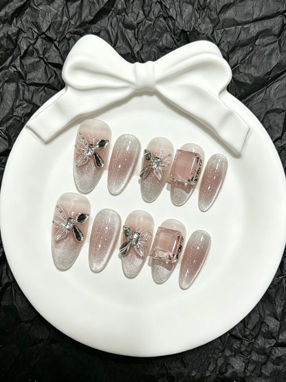 Dekoratives Press-On Nail Art Set mit eleganten Juwelenakzenten