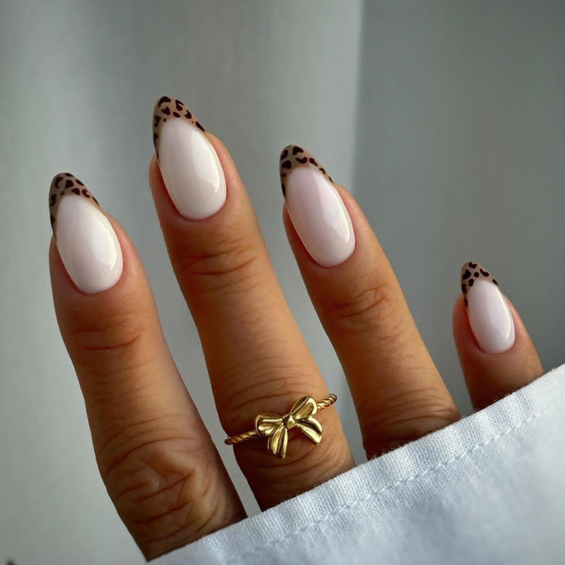 Kunstnagelset mit eleganten Designelementen Brehn